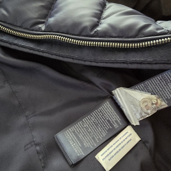 Tommy Hilfiger Navy Puffer Jacket with Faux Fur Hood Size M - Picture 7 of 9